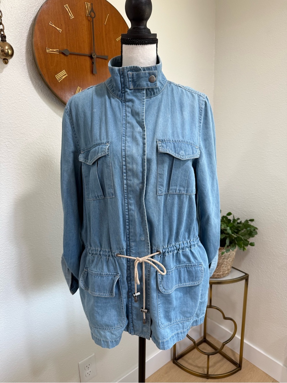Chico’s Size 1 M Light Wash Chambray Utility Jacket Drawstring Waist